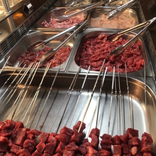 Frisk kød og spyd i buffet hos kinesisk restaurant i Kalundborg