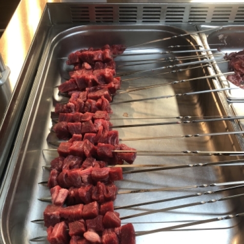 Oksekød på spyd i buffet hos kinesisk restaurant i Kalundborg