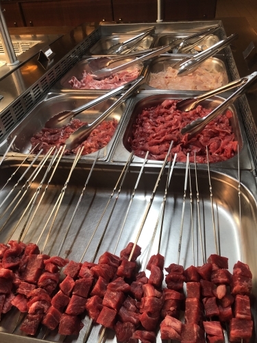 Buffet med kød og spyd hos kinesisk restaurant i Kalundborg