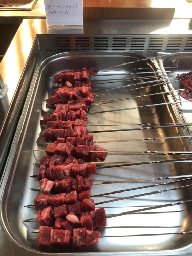 Oksekød på spyd i buffet hos kinesisk restaurant i Kalundborg